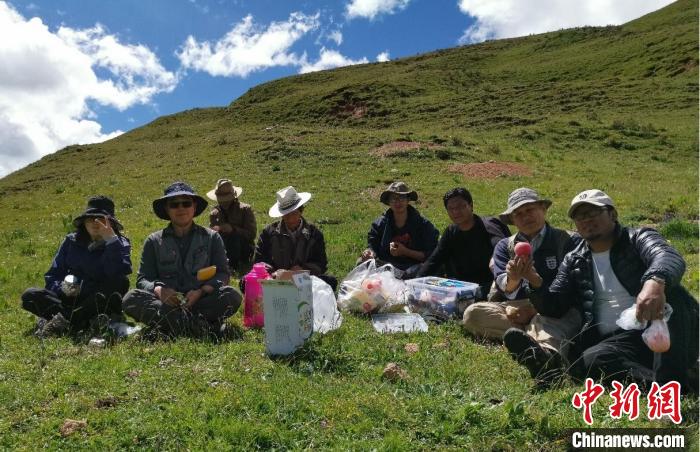 科研團(tuán)隊(duì)在熱魯盆地工作合影?！≈锌圃呵嗖馗咴?供圖