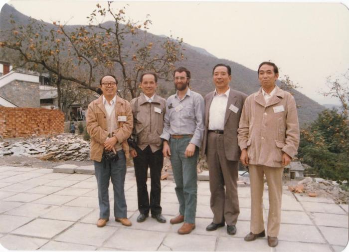 1987年早期脊椎動(dòng)物國(guó)際研討會(huì)在中國(guó)舉行，劉玉海先生(右一)與中外同行專家合影?！avin Young(澳大利亞) 供圖