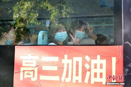 資料圖：2020年7月，廣西南寧沛鴻民族中學(xué)內(nèi)，高三學(xué)生乘坐高考專車前往考點(diǎn)。 中新社記者 俞靖 攝