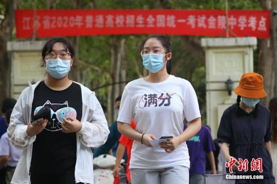 資料圖：2020年7月6日，江蘇南京一處考點(diǎn)，高考考生看完考場(chǎng)后走出考點(diǎn)。 中新社記者 泱波 攝