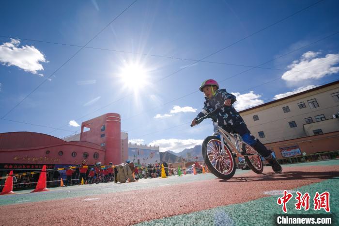 圖為拉薩市實(shí)驗(yàn)幼兒園孩子們正在練習(xí)滑步車。　何蓬磊 攝