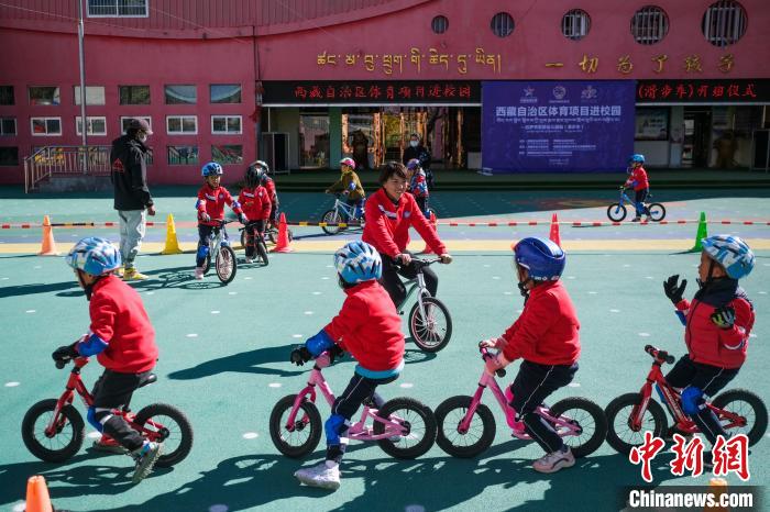 圖為拉薩市實(shí)驗(yàn)幼兒園孩子們正在練習(xí)滑步車?！『闻罾?攝