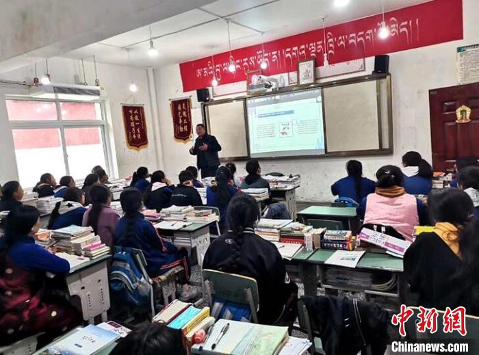 學(xué)生在免費(fèi)輔導(dǎo)班上課?！∧岈敵?攝