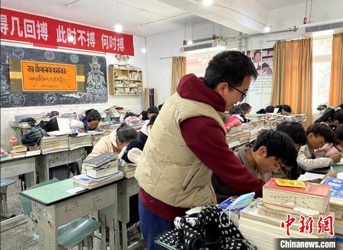 學(xué)生在免費(fèi)輔導(dǎo)班上課?！∧岈敵?攝