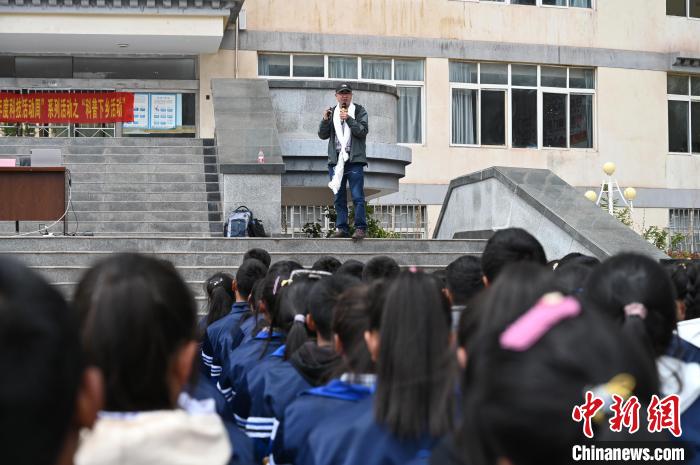 圖為西藏大學(xué)教授寧長春為中學(xué)生授課?！≮w朗 攝