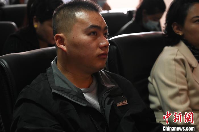 圖為企業(yè)工作人員參加講座?！≮w朗 攝