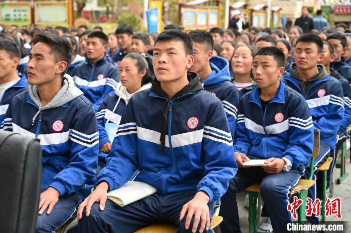 圖為昌都市第五高級中學(xué)學(xué)生參加授課。　趙朗 攝