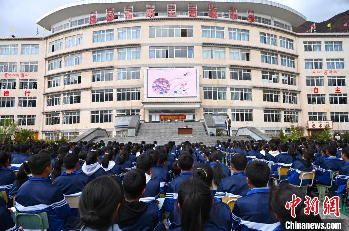 圖為昌都市第五高級中學(xué)全體學(xué)生參加授課?！≮w朗 攝