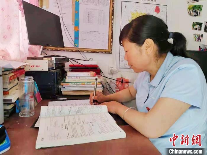 甘肅環(huán)縣“全能老師”堅守“麻雀學校”：學生在，我就在