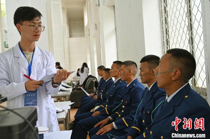 圖為研究團隊成員登記消防員信息?！≮w朗 攝