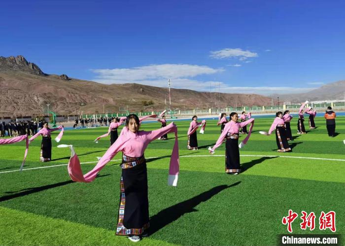 圖為青海師范大學(xué)附屬玉樹(shù)實(shí)驗(yàn)學(xué)校學(xué)生在綠茵場(chǎng)跳起囊謙古舞—卓根瑪?！“讋?攝