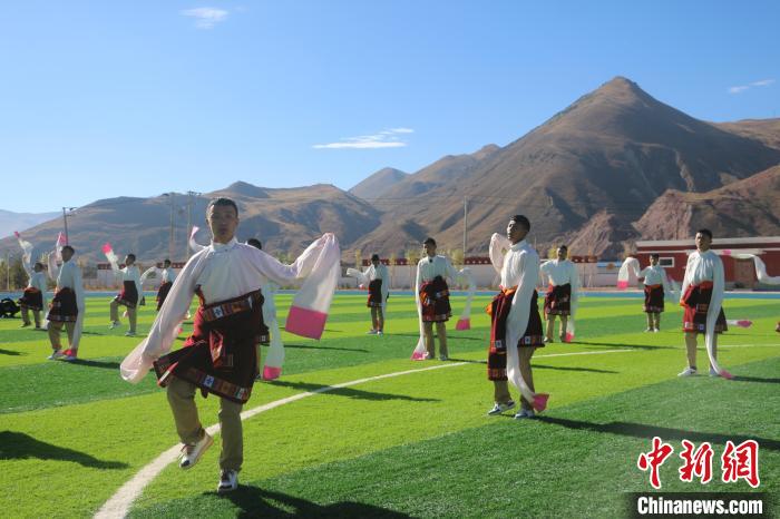 圖為青海師范大學(xué)附屬玉樹(shù)實(shí)驗(yàn)學(xué)校學(xué)生在綠茵場(chǎng)跳起囊謙古舞—卓根瑪?！〕逃?攝