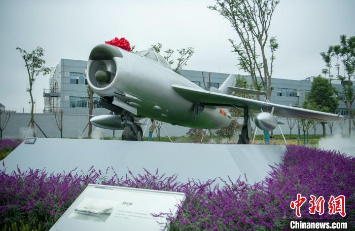 園林式戰(zhàn)斗機(jī)博物館內(nèi)展示的“殲5甲”飛機(jī)?！⒅铱?攝