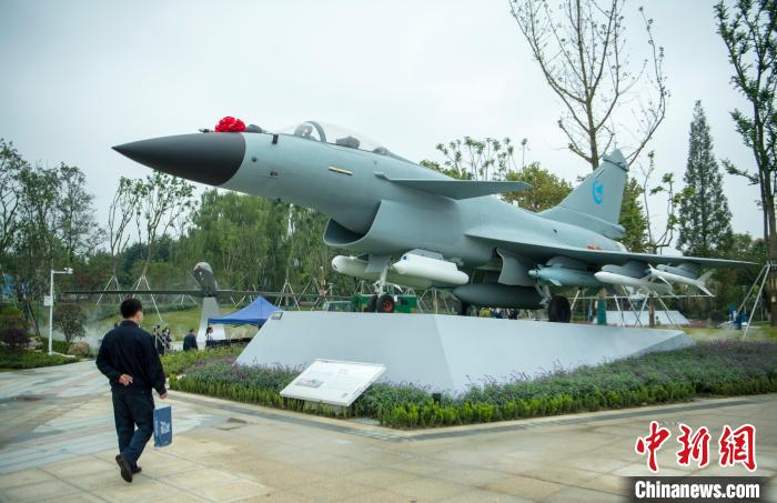 園林式戰(zhàn)斗機(jī)博物館內(nèi)展示的“殲10C”飛機(jī)。　劉忠俊 攝