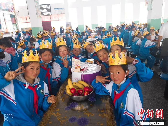 圖為加查縣安繞鎮(zhèn)小學學生集體過六一兒童節(jié)。　安繞鎮(zhèn)小學供圖