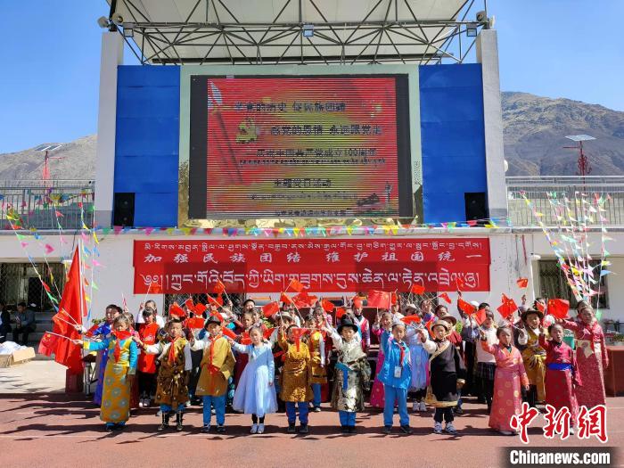 圖為加查縣安繞鎮(zhèn)小學各民族代表學生齊唱紅歌。　安繞鎮(zhèn)小學供圖
