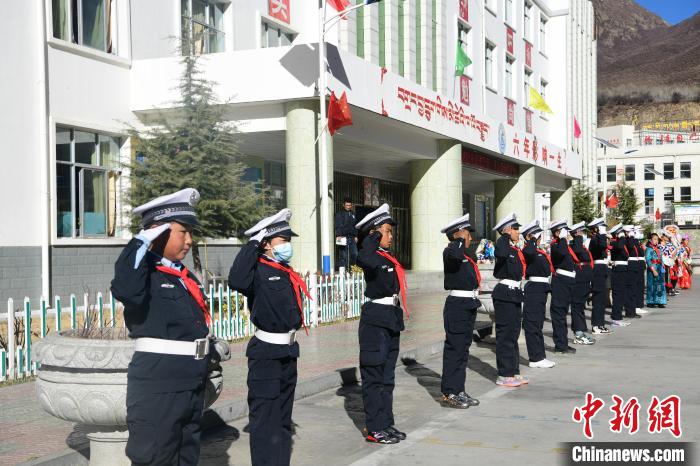 圖為加查縣安繞鎮(zhèn)小學學生爭當“小交警”體驗交警工作。　貢嘎來松 攝
