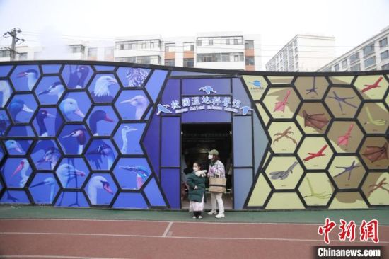 圖為西寧市第一中學(xué)濕地科普宣教館?！±罱瓕?攝
