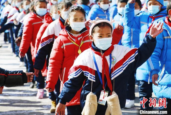 圖為學(xué)生跳起歡快的藏族舞蹈迎接新學(xué)期。　馬銘言 攝