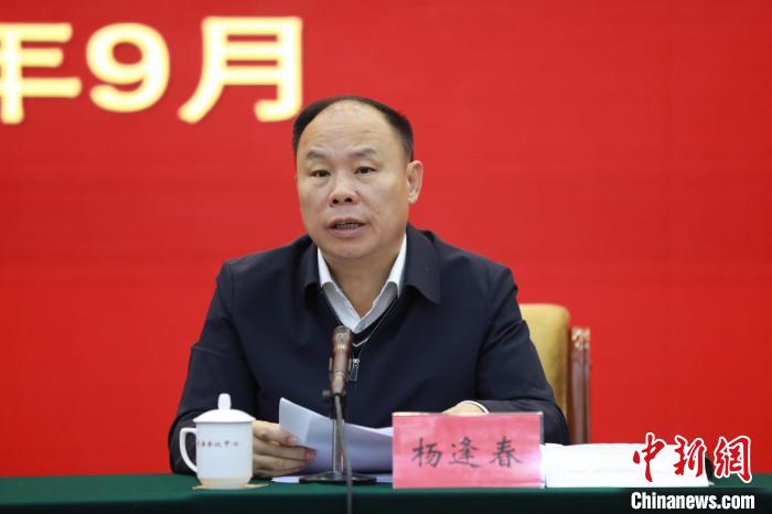 圖為青海省副省長楊逢春主持會議并講話?！『F龍 攝
