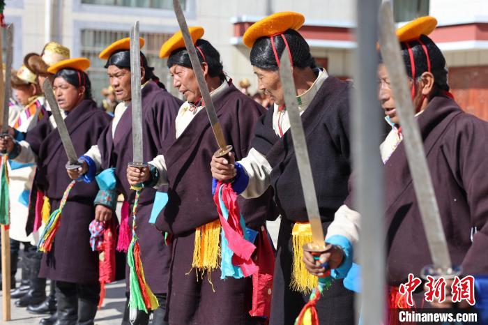 圖為藝人們手持藏刀表演加麻百·甲江?！愔闈扇?攝