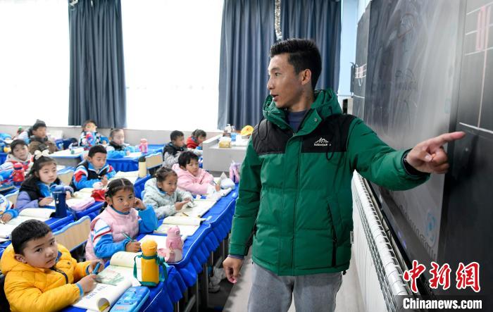 3月14日，西藏拉薩市第一小學(xué)藏語文老師拉巴次仁在課堂上。　李林 攝