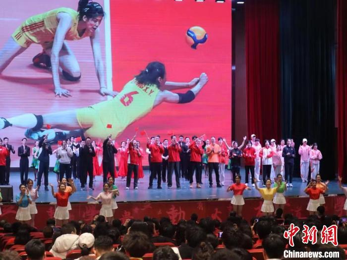 2023年全國(guó)青少年女排集訓(xùn)閉幕式現(xiàn)場(chǎng)?！√旖蝮w育學(xué)院供圖