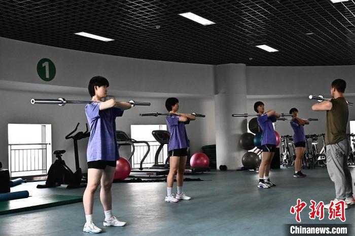 圖為全國(guó)青少年女排在天津進(jìn)行集訓(xùn)?！√旖蝮w育學(xué)院供圖