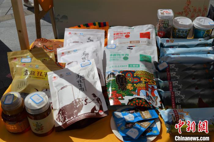 推介活動上的農(nóng)特產(chǎn)品展示。　朱凌捷 攝