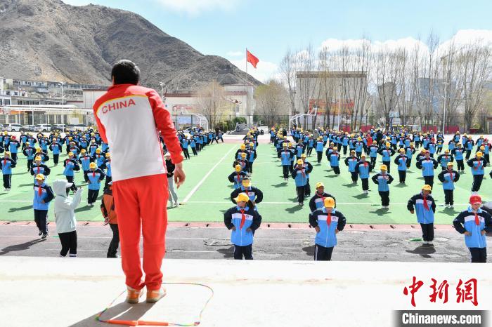 圖為學(xué)生在跳繩教練齊景龍的指導(dǎo)下做準(zhǔn)備運(yùn)動。　貢嘎來松 攝