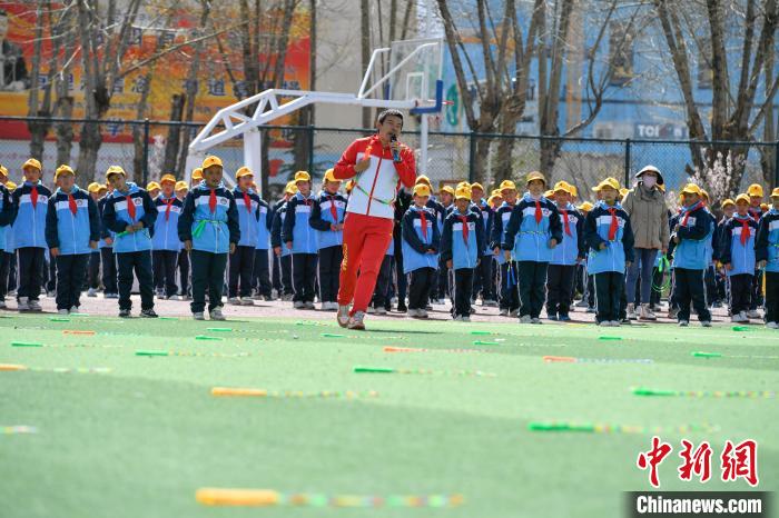 圖為學(xué)生在跳繩教練齊景龍的指導(dǎo)下做準(zhǔn)備運(yùn)動?！∝暩聛硭?攝