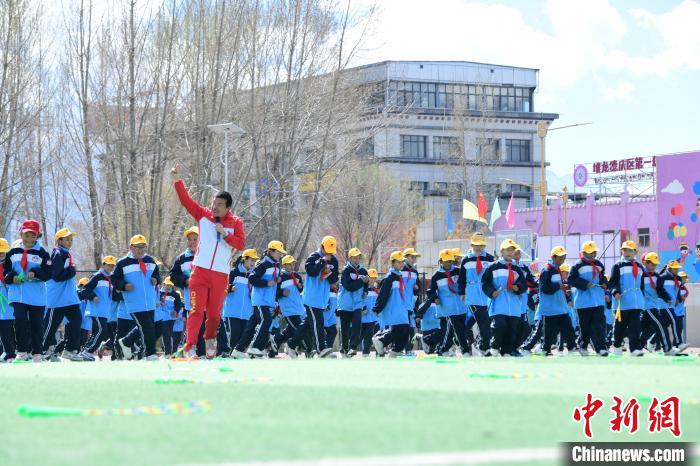圖為學(xué)生在跳繩教練齊景龍的指導(dǎo)下做準(zhǔn)備運(yùn)動。　貢嘎來松 攝