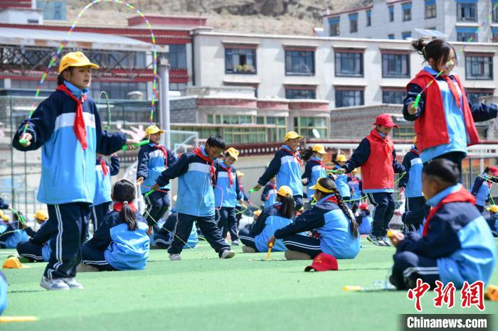 圖為學(xué)生正在練習(xí)跳繩?！∝暩聛硭?攝