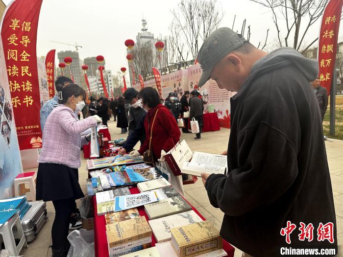 圖為民眾在活動現場讀書、購書?！±铍h 攝