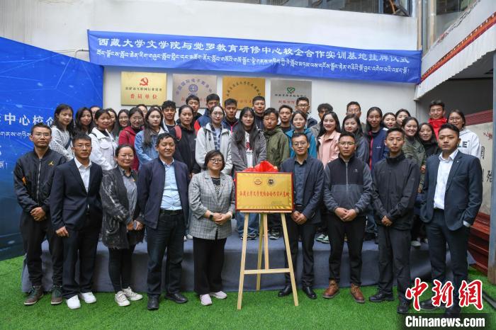 圖為揭牌儀式上合影?！∝暩聛硭?攝