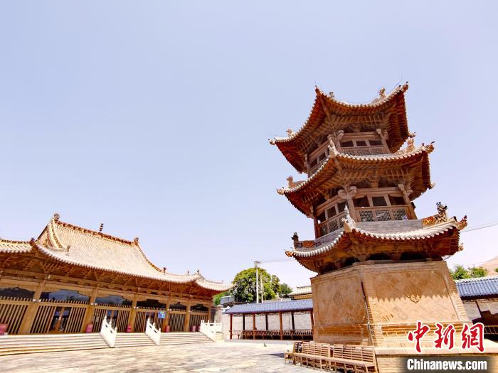圖為阿河灘清真寺局部?！?zhí)砀?攝