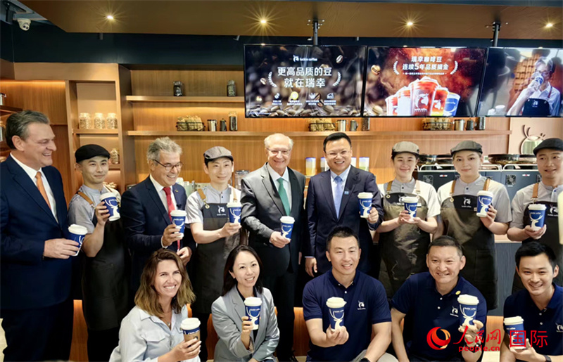 巴西副總統(tǒng)阿爾克明在北京某咖啡店推廣巴西咖啡。人民網(wǎng)記者 符園園攝