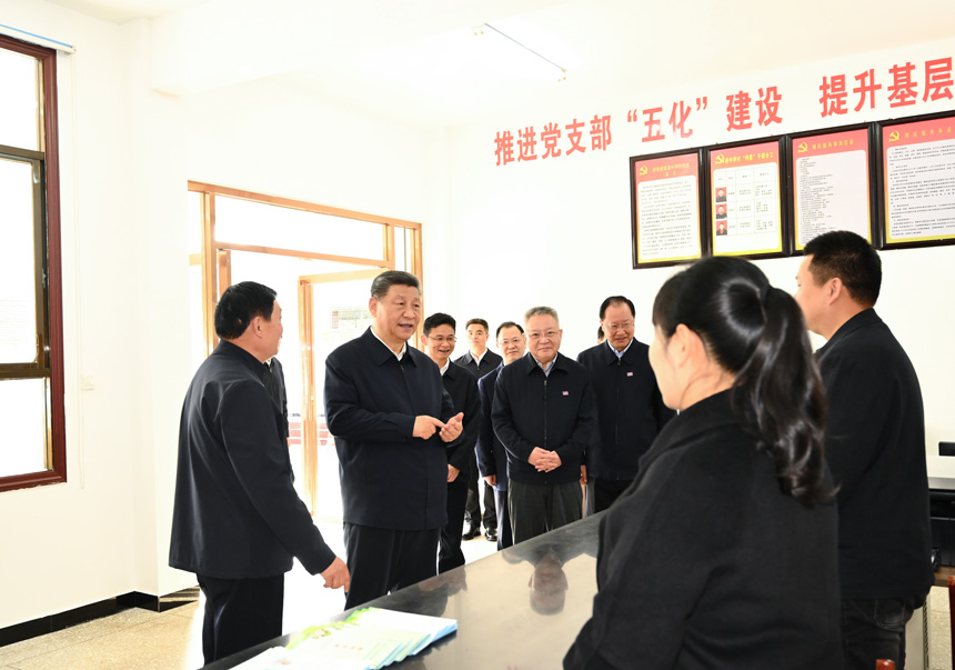 2024年3月18日至21日，中共中央總書記、國家主席、中央軍委主席習(xí)近平在湖南考察。這是19日下午，習(xí)近平在常德市鼎城區(qū)謝家鋪鎮(zhèn)港中坪村黨群服務(wù)中心了解當(dāng)?shù)貫榛鶎訙p負(fù)、提升基層治理效能等情況。新華社記者 燕雁 攝