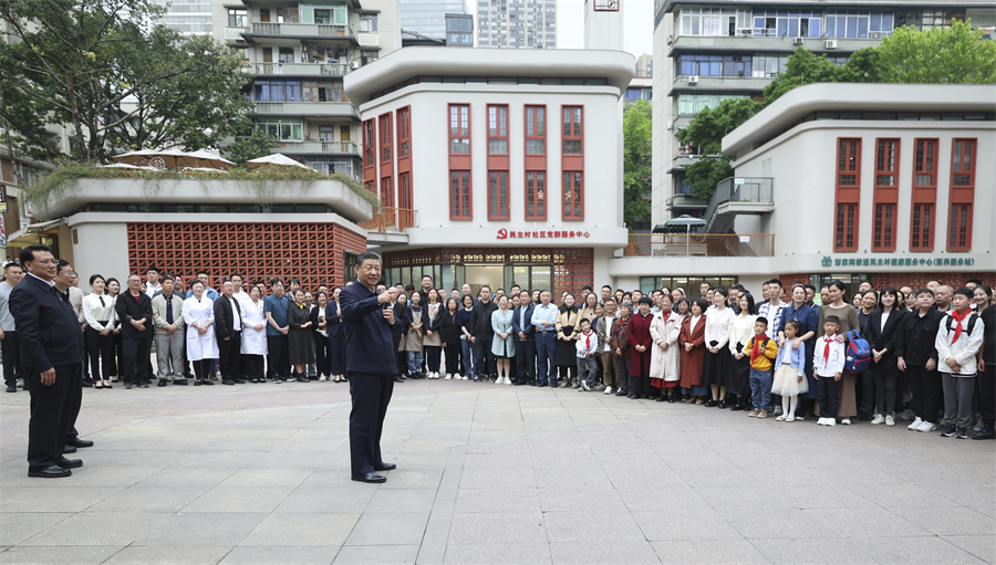2024年4月22日至24日，中共中央總書記、國家主席、中央軍委主席習(xí)近平在重慶考察。這是22日下午，習(xí)近平在九龍坡區(qū)謝家灣街道民主村社區(qū)考察時(shí)，同社區(qū)居民親切交流。新華社記者 鞠鵬 攝
