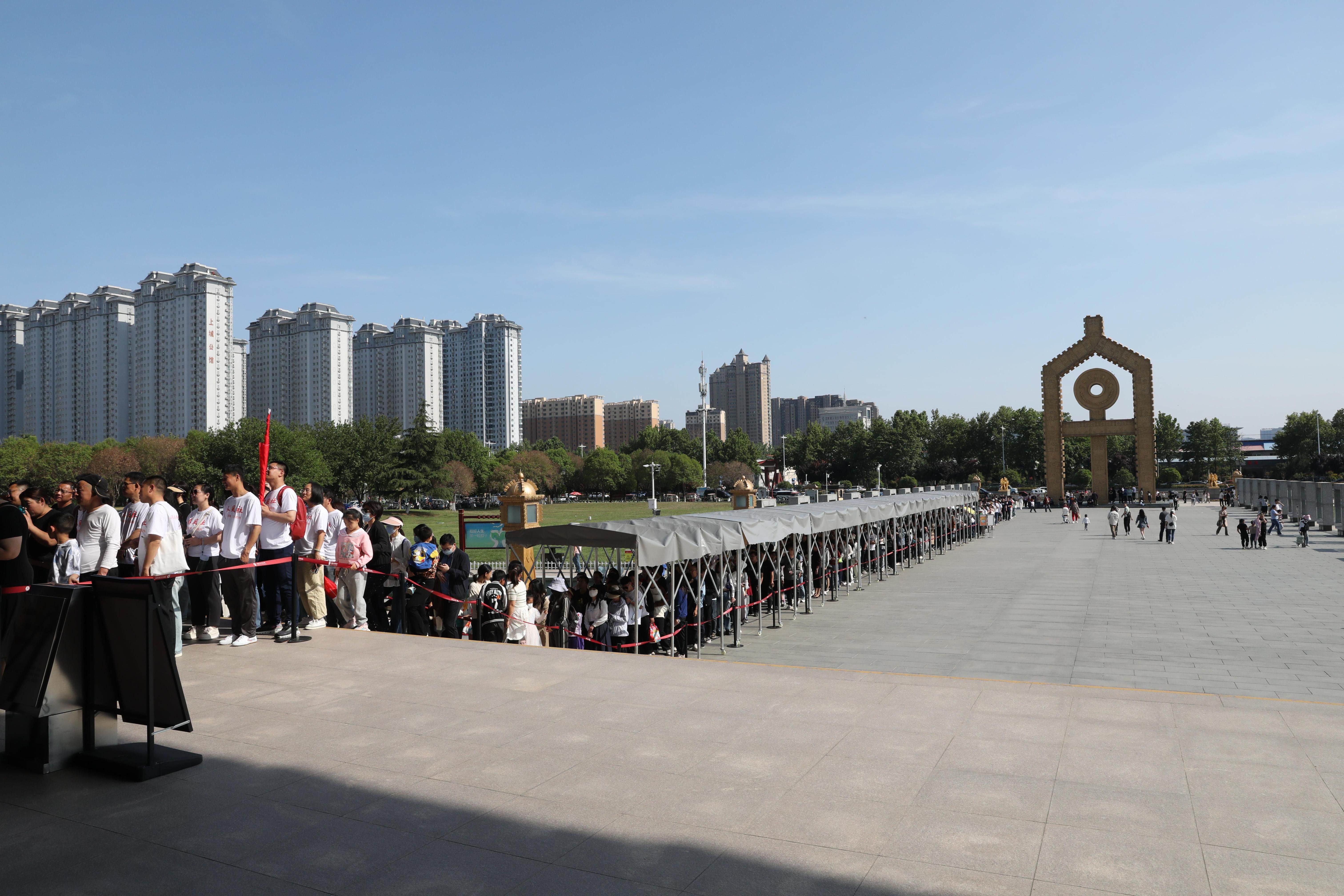 “五一”期間，中國文字博物館外游客有序排隊(duì)。中國文字博物館供圖