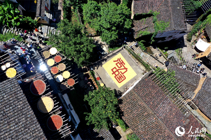 篁嶺曬秋大媽用農(nóng)作物曬出“活力中國”。人民網(wǎng)記者 時(shí)雨攝