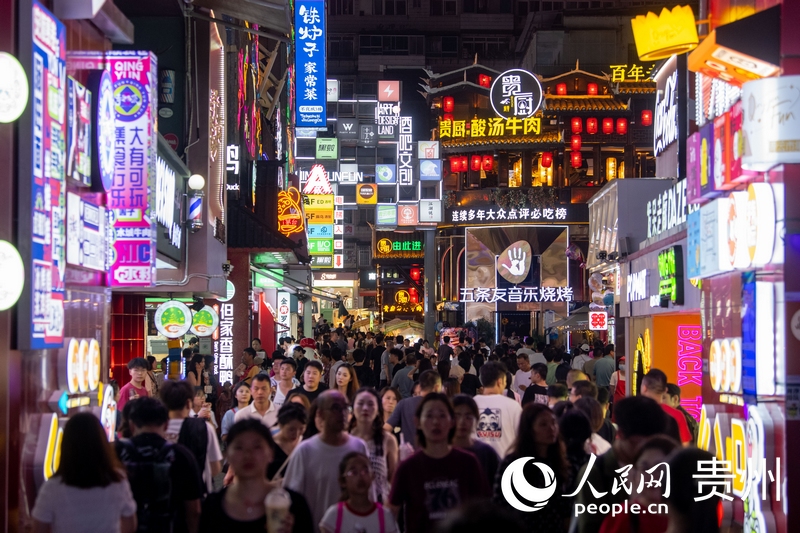 6月21日，貴陽，青云市集內游人如織。人民網記者 翁奇羽攝