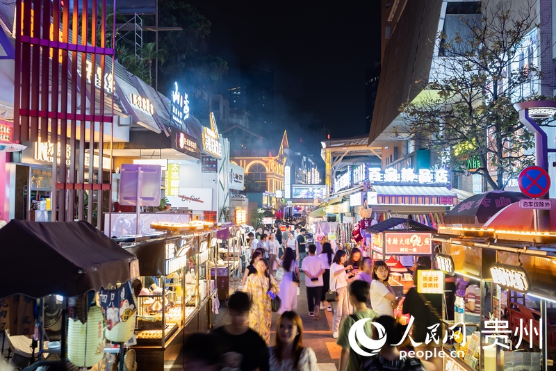 6月21日，夜幕下人頭攢動的貴陽市太平路街區(qū)。人民網記者 涂敏攝