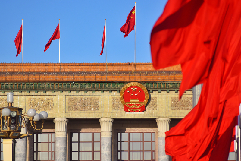 2024年3月8日，北京上空現(xiàn)“兩會(huì)藍(lán)”，人民大會(huì)堂前紅旗飄揚(yáng)。