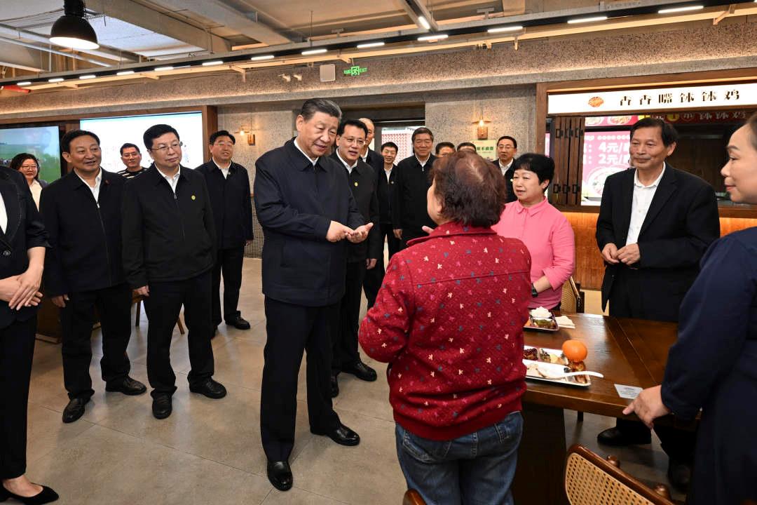 △2024年4月22日，習(xí)近平總書記來(lái)到重慶九龍坡區(qū)謝家灣街道民主村社區(qū)考察。