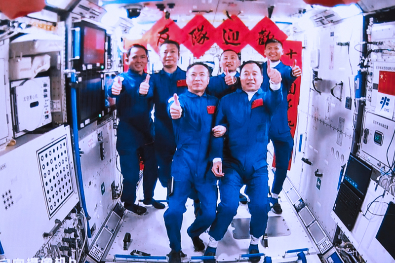 2023年5月30日，在北京航天飛行控制中心拍攝的神舟十五號航天員乘組與神舟十六號航天員乘組拍下“全家?！钡漠嬅妗? oldsrc=
