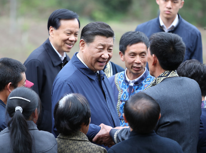 2019年4月15日至17日，中共中央總書記、國家主席、中央軍委主席習近平在重慶考察，并主持召開解決“兩不愁三保障”突出問題座談會。這是4月15日下午，習近平在石柱土家族自治縣中益鄉(xiāng)華溪村同村民親切交流。新華社記者 丁海濤 攝
