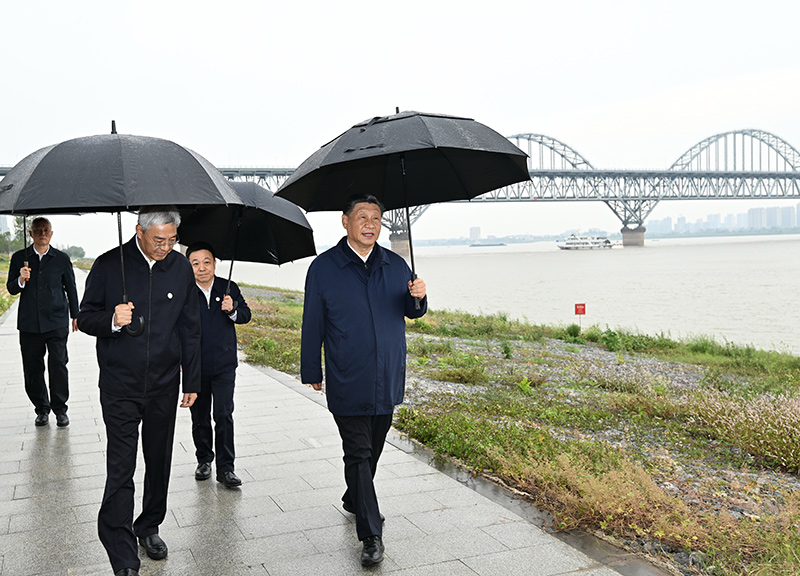 2023年10月10日至13日，中共中央總書記、國家主席、中央軍委主席習近平在江西考察。這是10日下午，習近平在長江國家文化公園九江城區(qū)段考察時，冒雨沿江堤步行察看沿岸風貌。新華社記者 謝環(huán)馳 攝