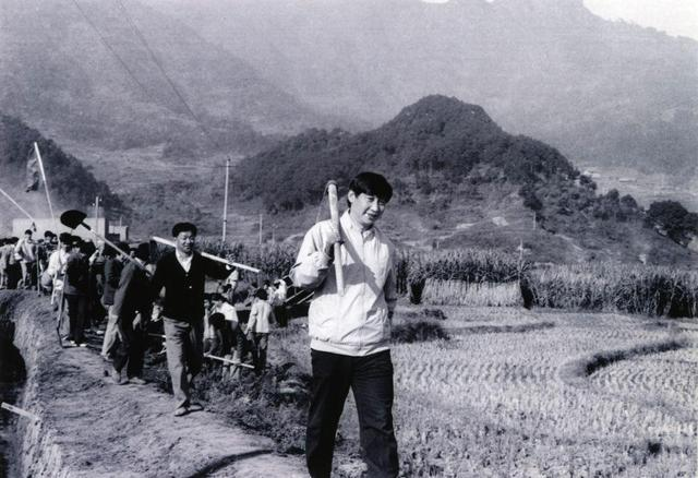 1989年12月2日，時(shí)任中共寧德地委書記的習(xí)近平帶領(lǐng)地直機(jī)關(guān)千余名干部到寧德縣南漈水利工地參加清溝排障修整水渠勞動。新華社發(fā)