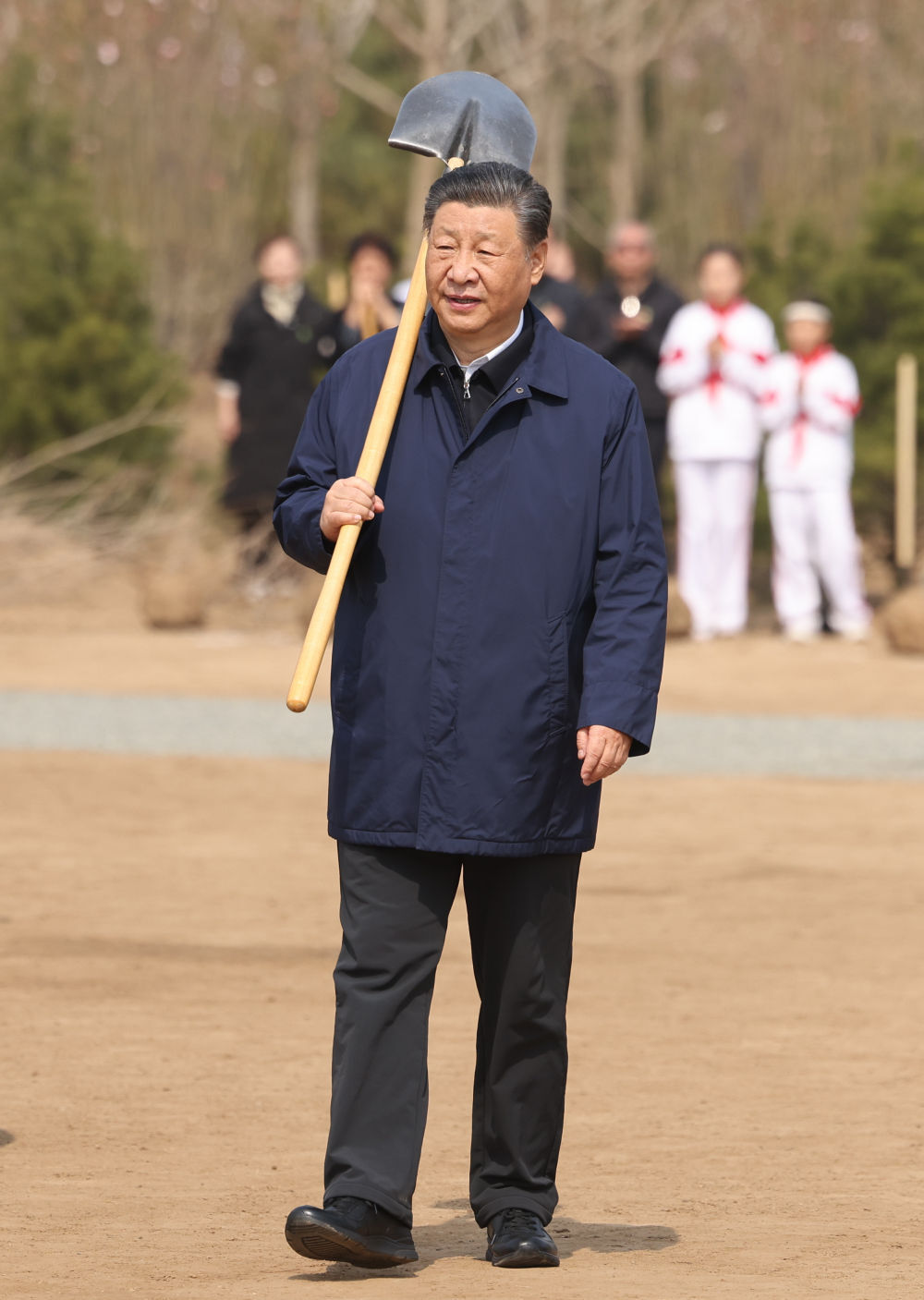 2024年4月3日，黨和國家領(lǐng)導(dǎo)人習(xí)近平、李強(qiáng)、趙樂際、王滬寧、蔡奇、丁薛祥、李希、韓正等來到北京市通州區(qū)潞城鎮(zhèn)參加首都義務(wù)植樹活動。這是習(xí)近平扛起鐵鍬走向植樹地點(diǎn)。新華社記者 龐興雷 攝